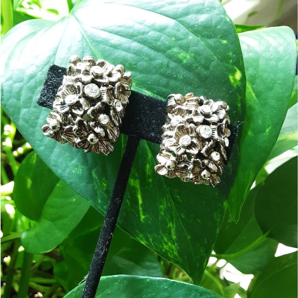 VTG SHOW STOPPER RHINESTONE SILVER TONE FLORAL CLIP ON EARRINGS
